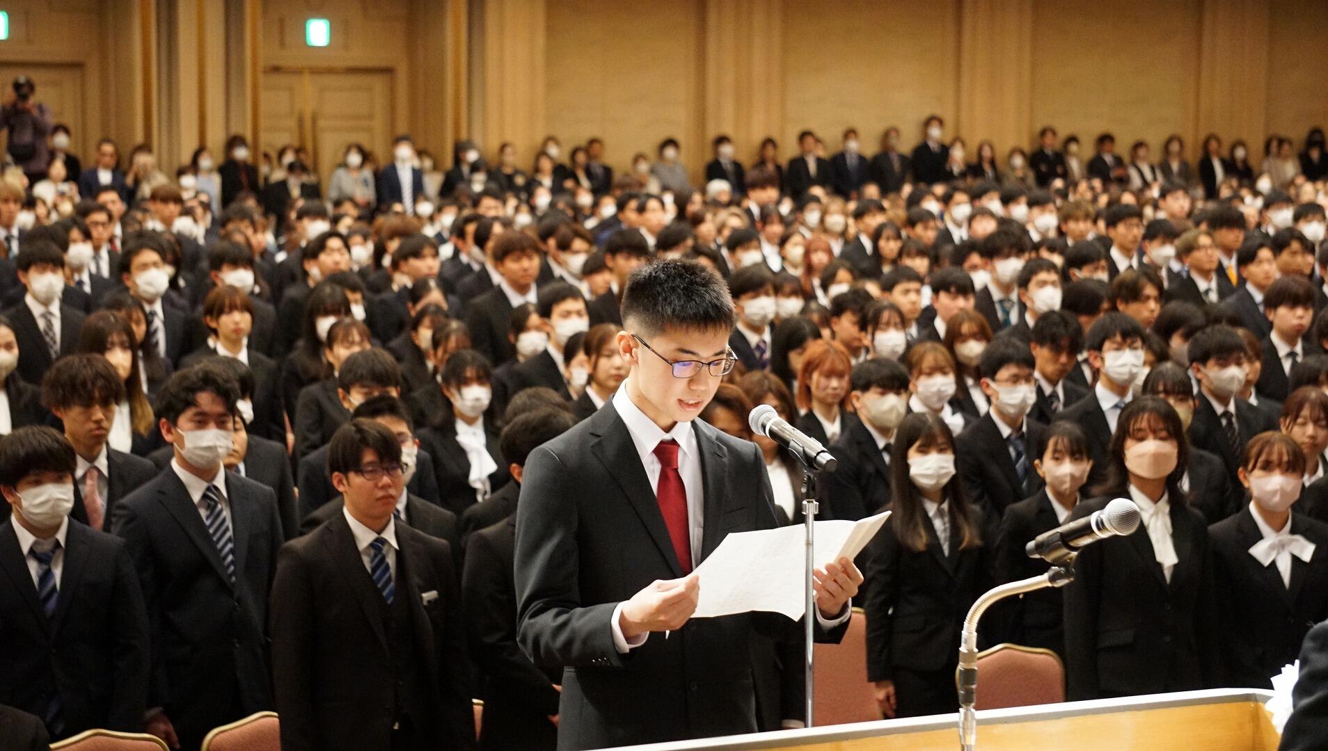 学部新入生代表挨拶をする大野倖奨さん