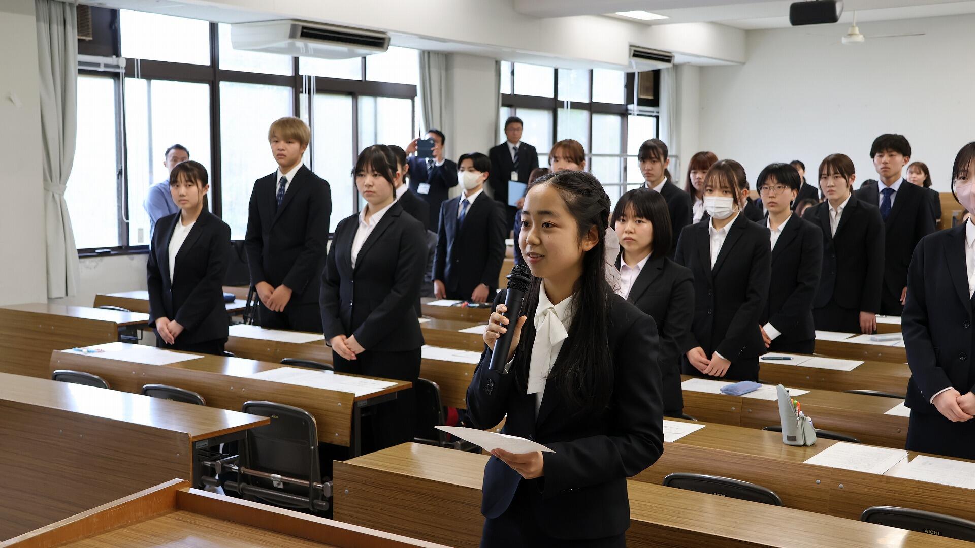  学生を代表して挨拶をする押川さん